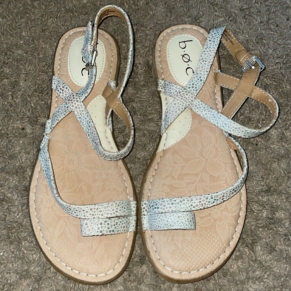 BOC Corey White gold loop toe flat sandals - Picture 2 of 9
